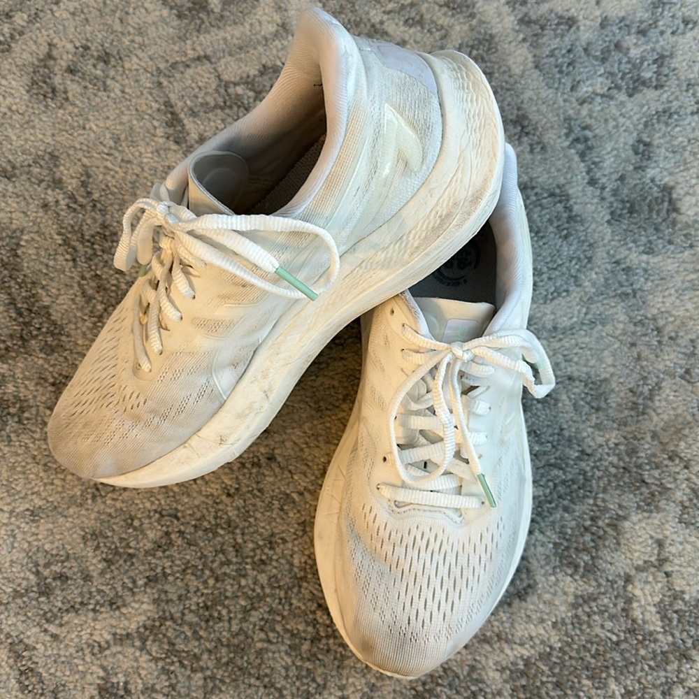 ASICS RUNNING SHOES SNEAKERS WHITE GRAY SZ 8 GT 2000 12 pure gel